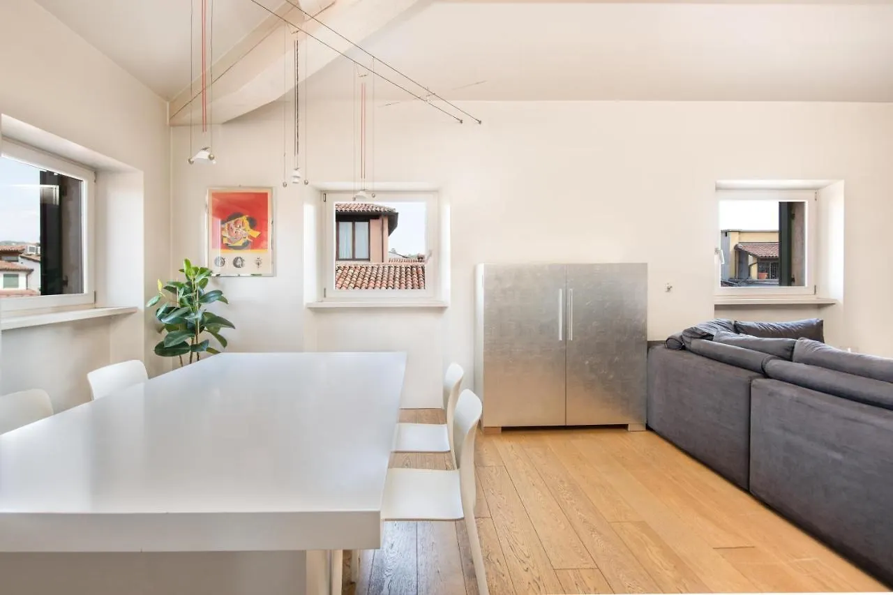 Lägenhet Stunning Top Floor Flat In The Heart Of Verona